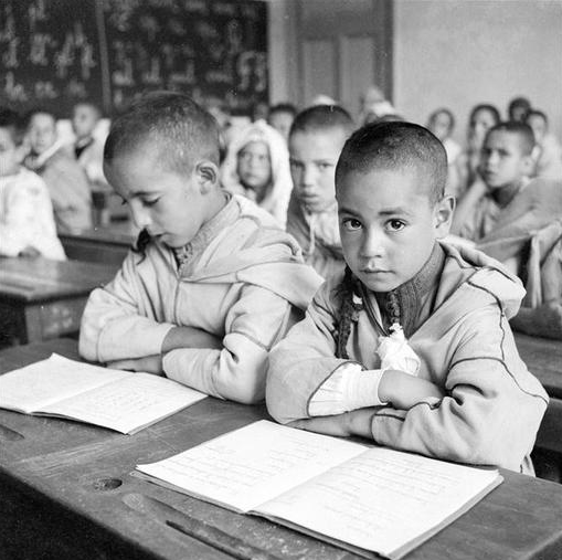 Azrou: jeunes garçons à l'école