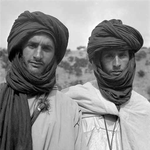 Bani: Deux sahariens des Aït Atta prêts pour le voyage, le visage découvert. 34-39