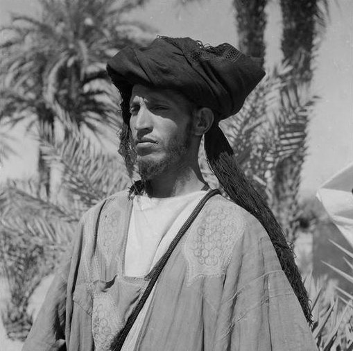 Bani: Homme des Ida Ou Blal portant le chèche et le deraa