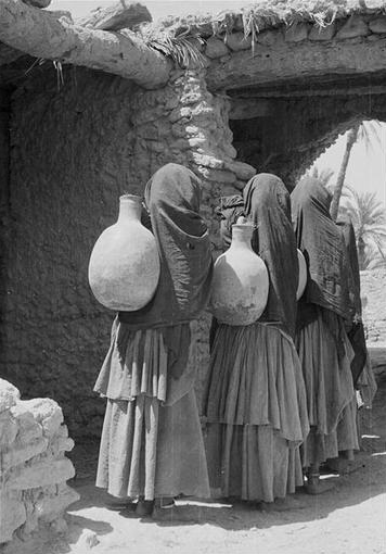 Bani-Tissint/ Femmes hartania à l'entrée de leur village de retour de la corvée d'eau portant leur cruche au creux des reins. 34-39