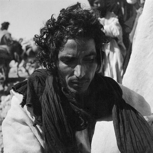 Goulimine: Homme des Reguibat portant le chèche enroulé autour du cou.