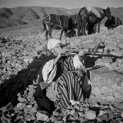 Ktaoua-Vallée du Draa: Le caïd des Aït Isfoul muni de son arme et sa longue vue.