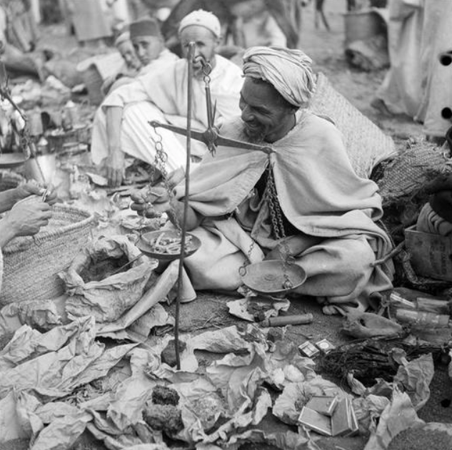 Marrakech/ Marchands de pharmacopée traditionnelle dans le souk de Marrakech. Ils portent le turban rezza