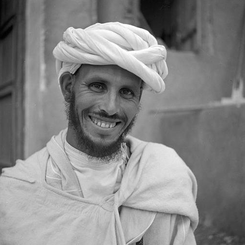 Moyen Atlas central - Moyen Atlas - Ouaouizert: Portrait d'un berbère Aït Atta n'Oumalou portant le turban blanc, rezza, la chemise à col traditionnel et le selham de laine blanche.