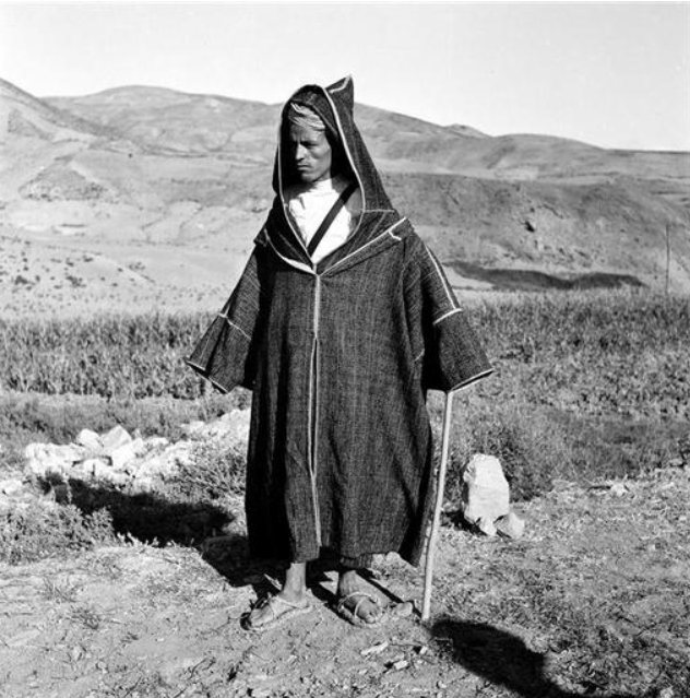 Rif-Chefchaouen/ Dans le monde rural, la djellaba est également portée avec quelques variantes dans la coupe. Ici il s' agit de la djellaba telle qu' elle est taillée dans le Rif et le sud du Rif