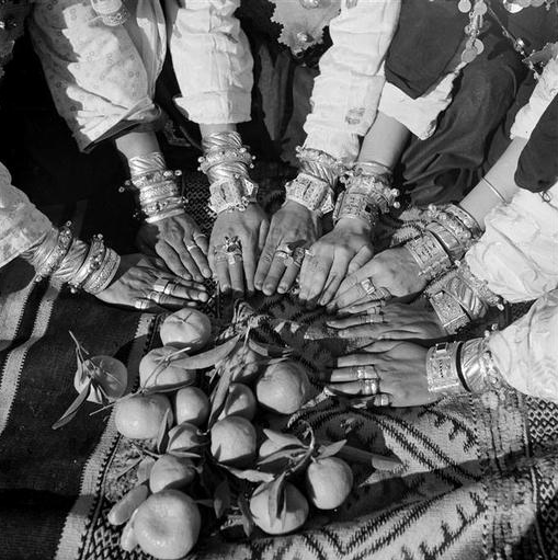 Tiznit/ Bracelets d'argent sur des femmes chleuh.