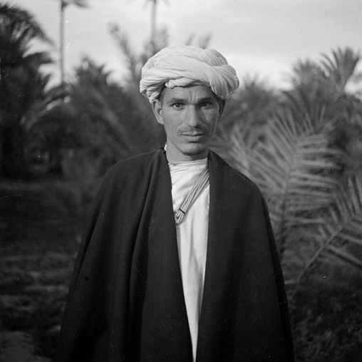 Zagora: Homme des Aït Isfoul de la vallée du Draa vêtu du khaïdous foncé et du turban blanc, rezza.