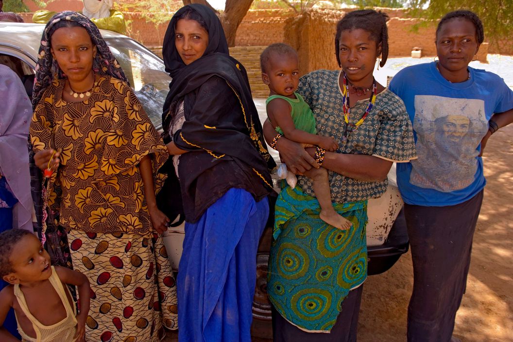 NIGER. Nobi. The class division between the Tuareg chief family on the left and slaves, who wear no headscarf, on the right. 2005.