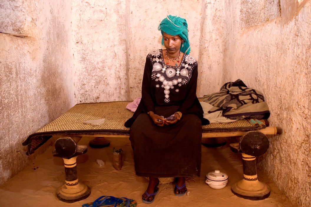 NIGER. Tajae. Khadijatou, Tuareg wife of the ex-chief of Tajae in the Tuareg palace. The family are closely associated with slave trading. 2005.