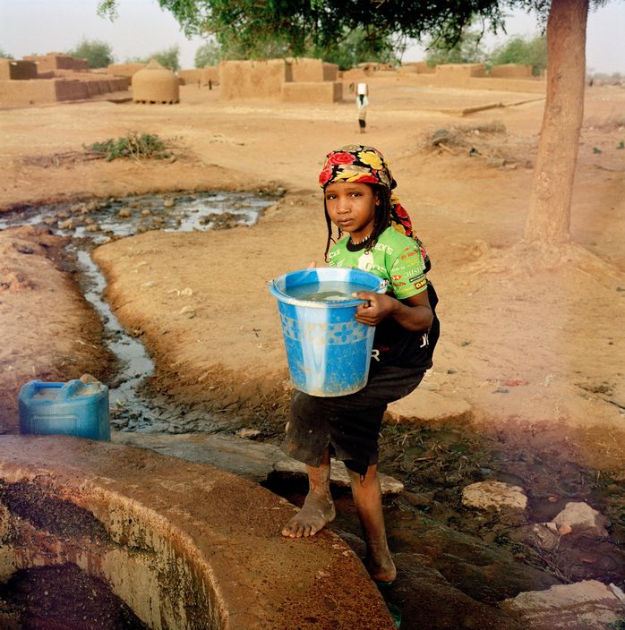 NIGER. Tajae. Slave girl collecting water. 2005.